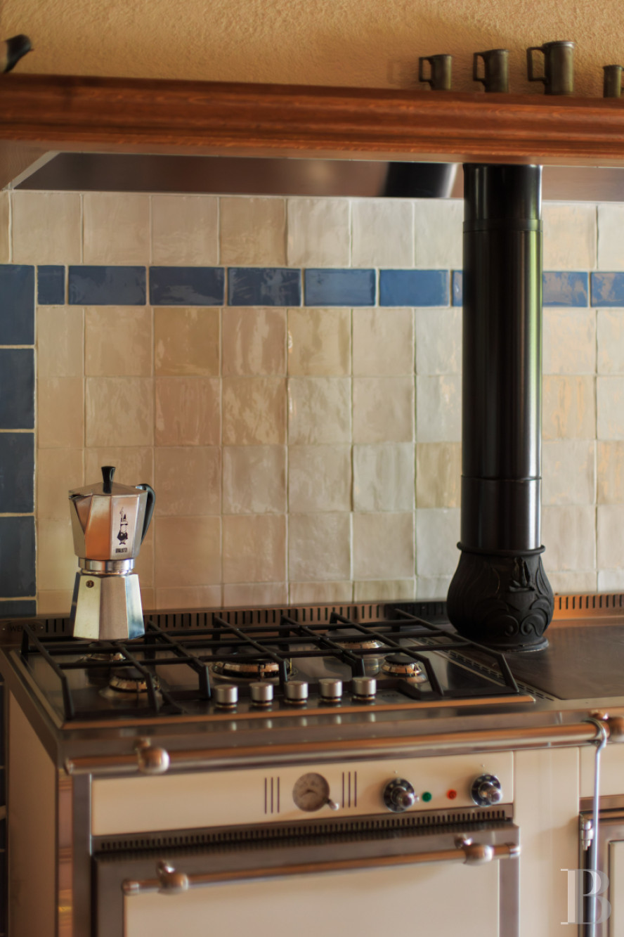 Dans le Haut-Bugey, à mi-chemin entre Lyon et Genève, une ferme abbatiale du 17e siècle transformée en une vaste et confortable demeure.  - photo  n°11